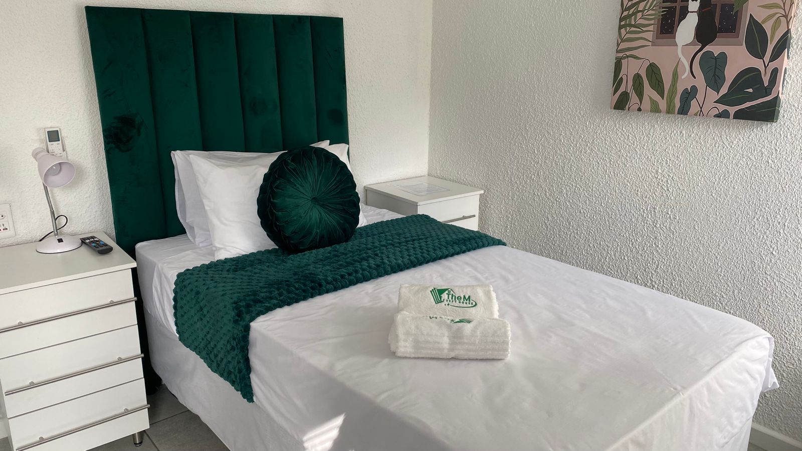 Cozy single room with comfortable bed and modern amenities